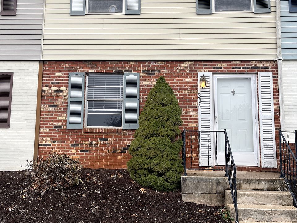 1st image of 206 Fountain Dr