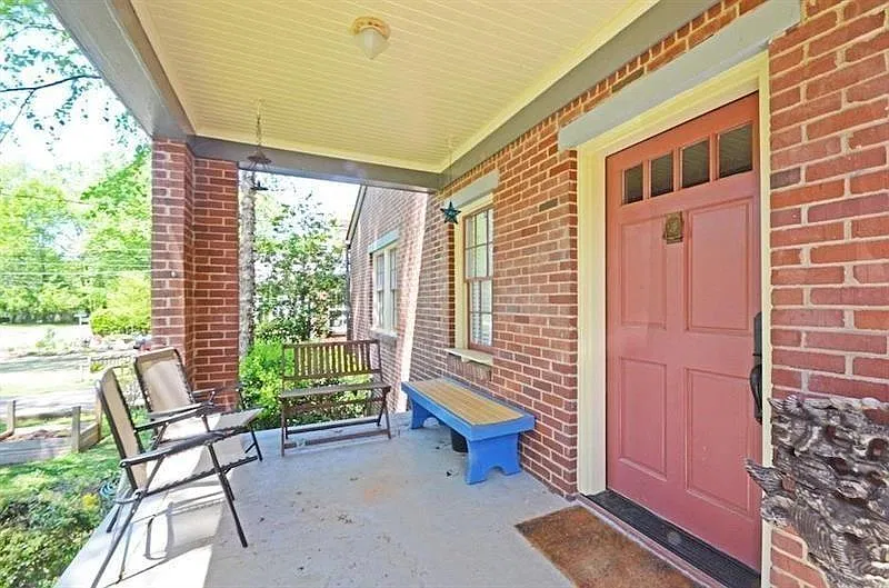 4 bed, 2.0 bath, 1825 sqft, $3,300 — Photo 2