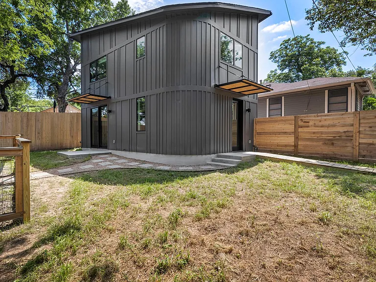 2403 Wilson St — Photo 24