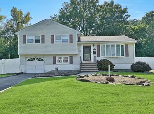 123 Pine Tree Ln, Tappan, NY 10983