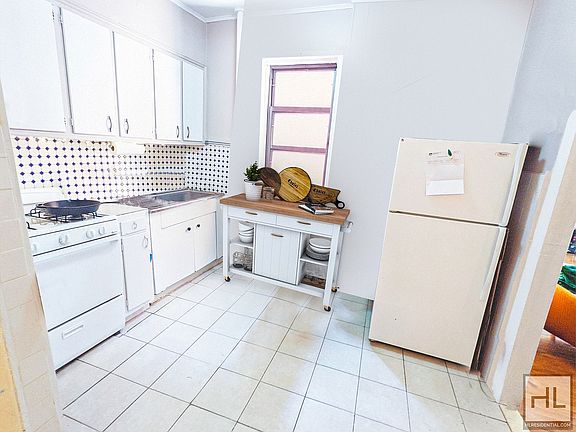 4th image of 270 15th St APT 6