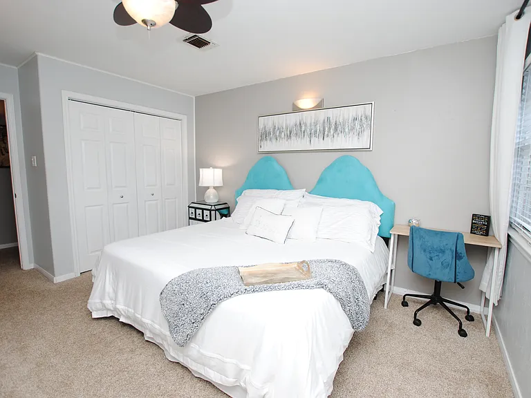719 Park Knoll Ln — Photo 5