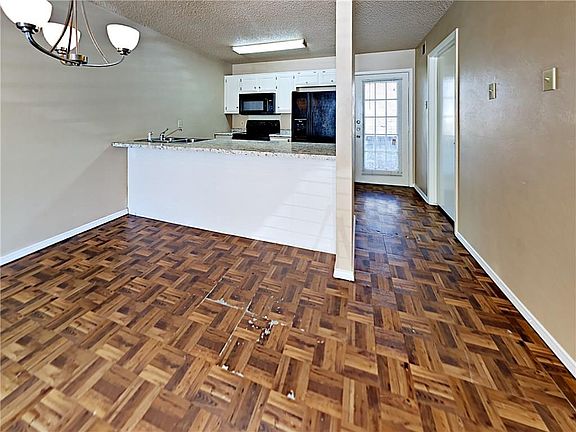 2nd image of 123 Country Bend Dr