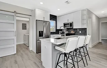 1335 Lee St — Photo 1