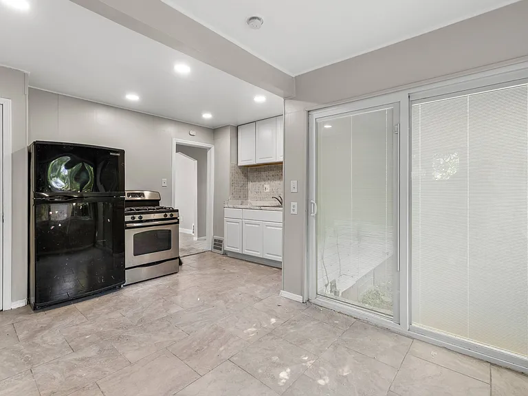 25477 Hopkins St — Photo 10