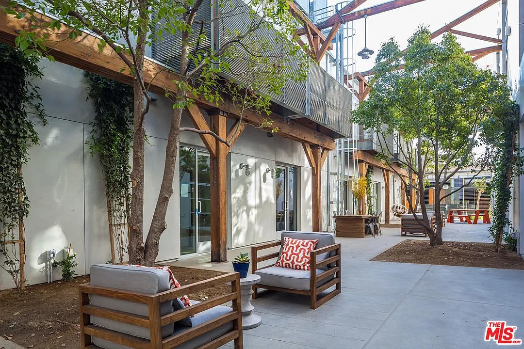 Building Photo - 527 Molino St #110