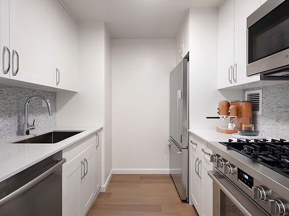 3rd image of 180 W 20th St APT 4B