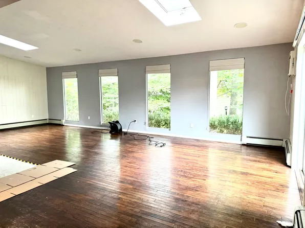 (undisclosed Address), Great Neck, NY 11024