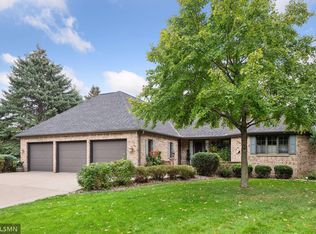 1063 Bluff Pointe Dr, Chaska, MN 55318