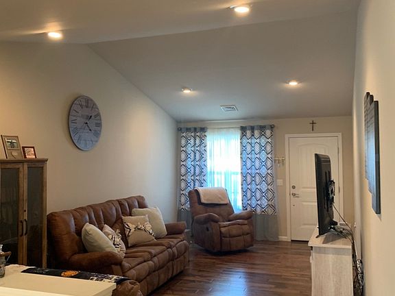 3rd image of 198 Rosehill Dr