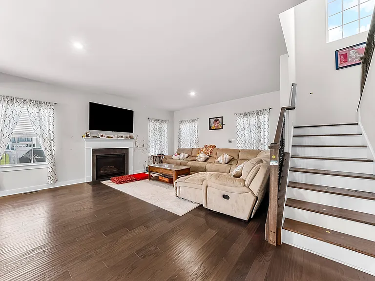 305 Goodwick Dr — Photo 15