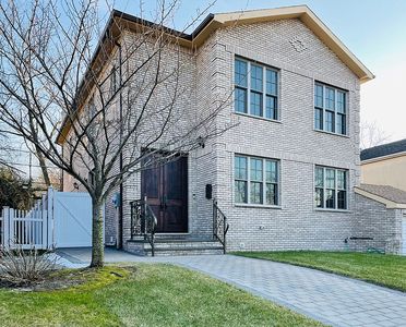 24814 Van Zandt Ave, Flushing, NY, 11362