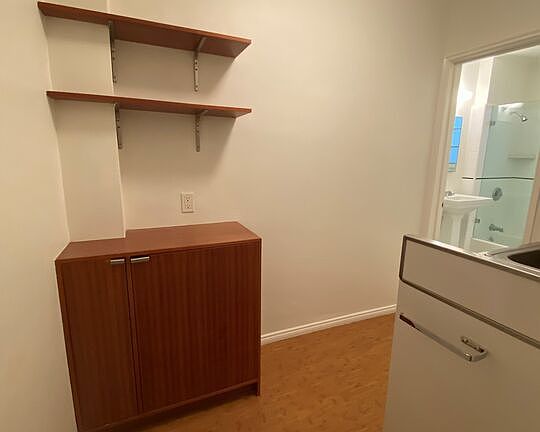 4th image of 154 N Sycamore Ave APT 1