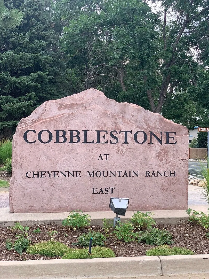 3 Bed Townhome In Broadmoor Bluffs — Photo 4