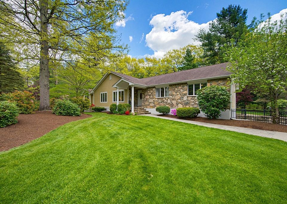 1st image of 26 Fairway Ln
