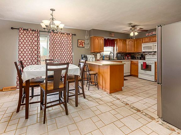 5th image of 202 Plum Ln