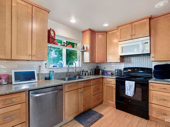 2nd image of 471 Altair Dr