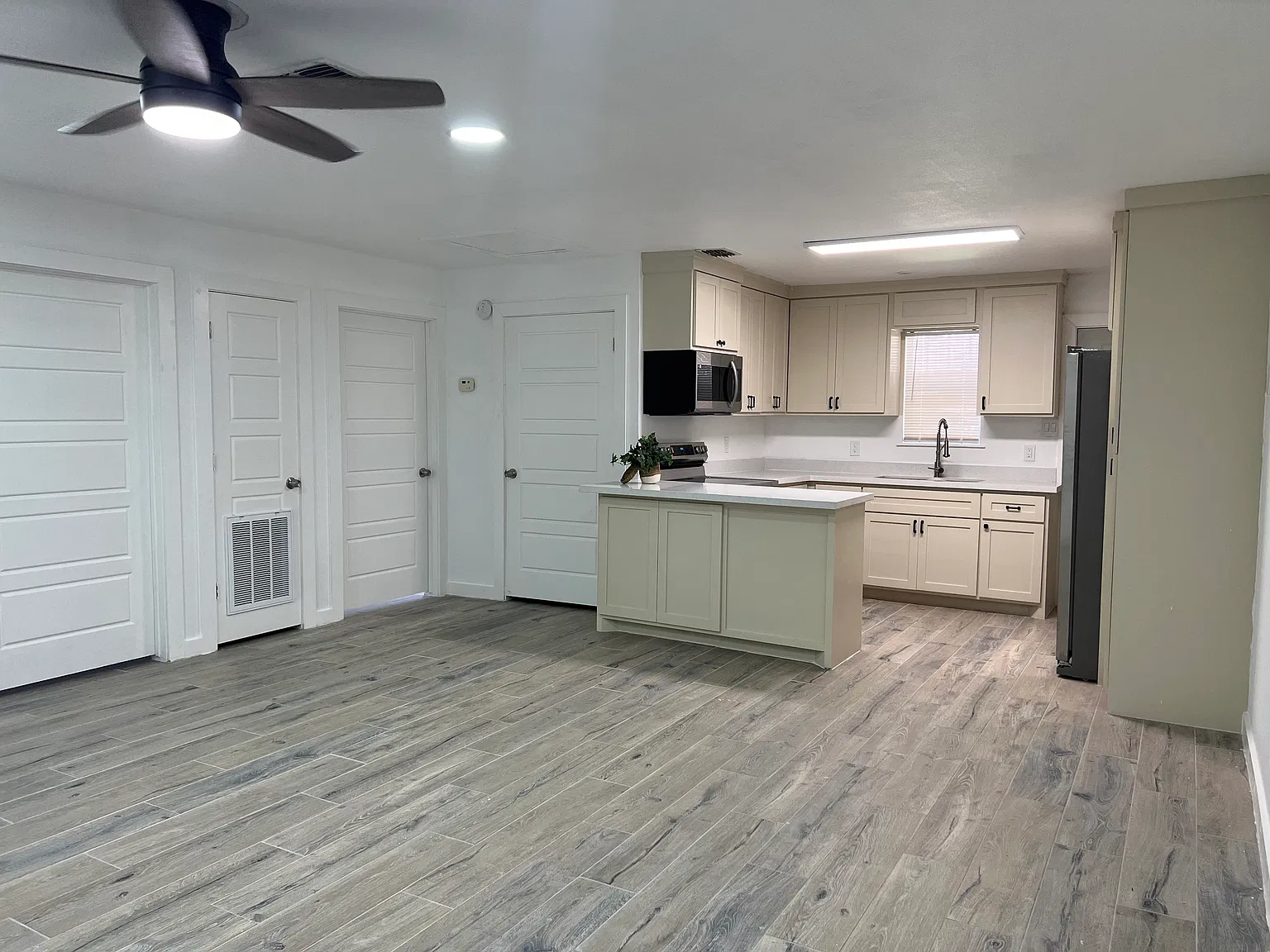 2 bed, 1.0 bath, 792 sqft, $950 — Photo 3