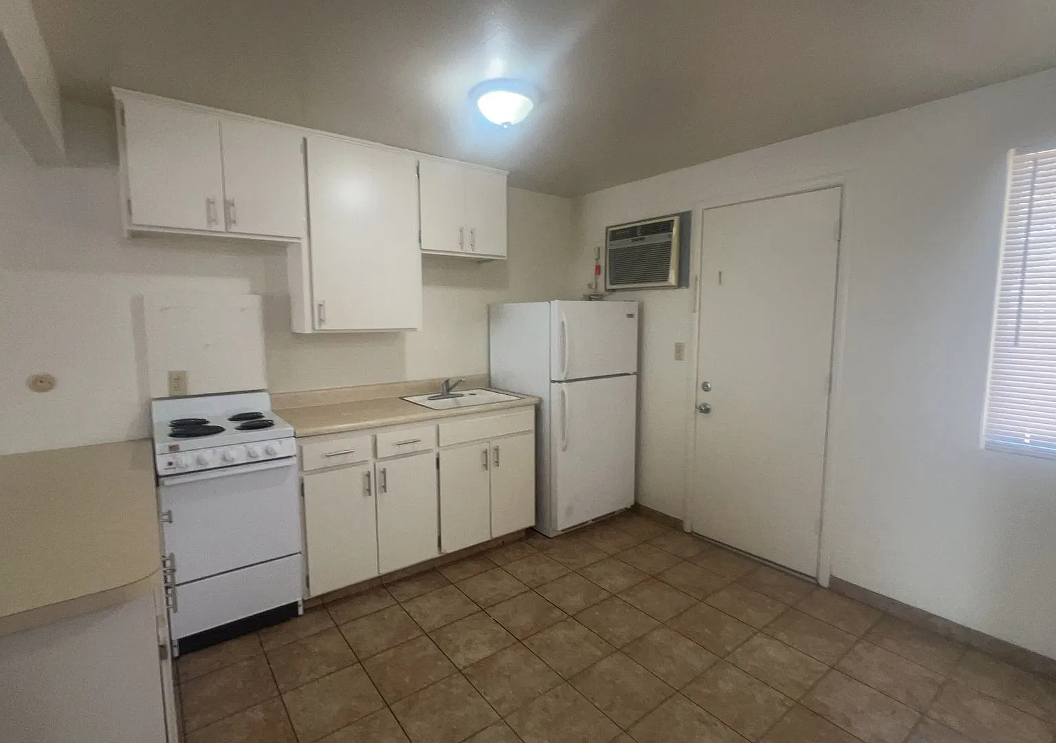 6910 N Santa Fe Dr — Photo 1