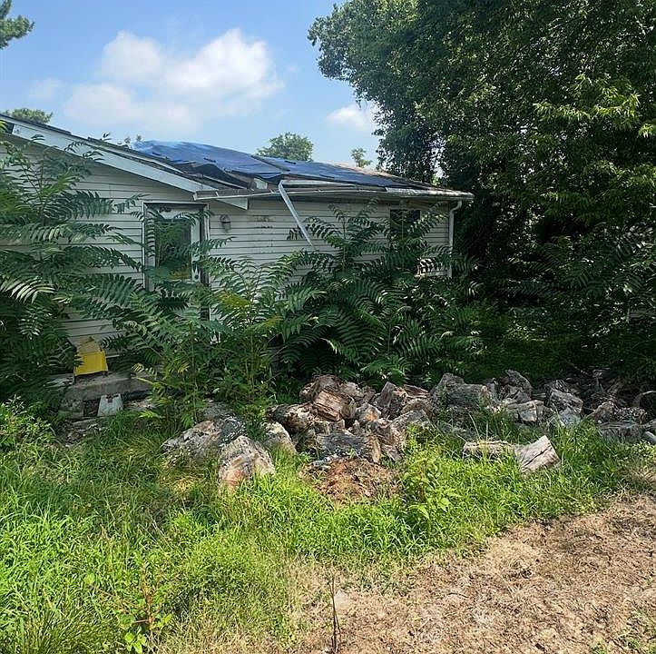 2nd image of 2200 Holland St