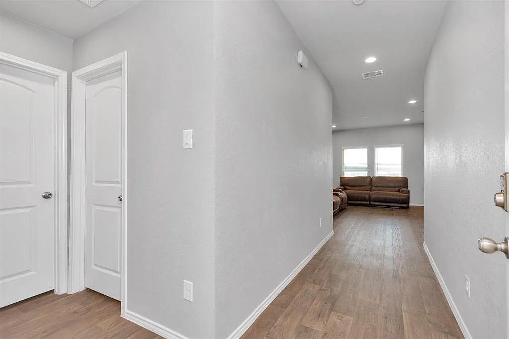3 bed, 2.0 bath, 1498 sqft, $2,000 — Photo 2