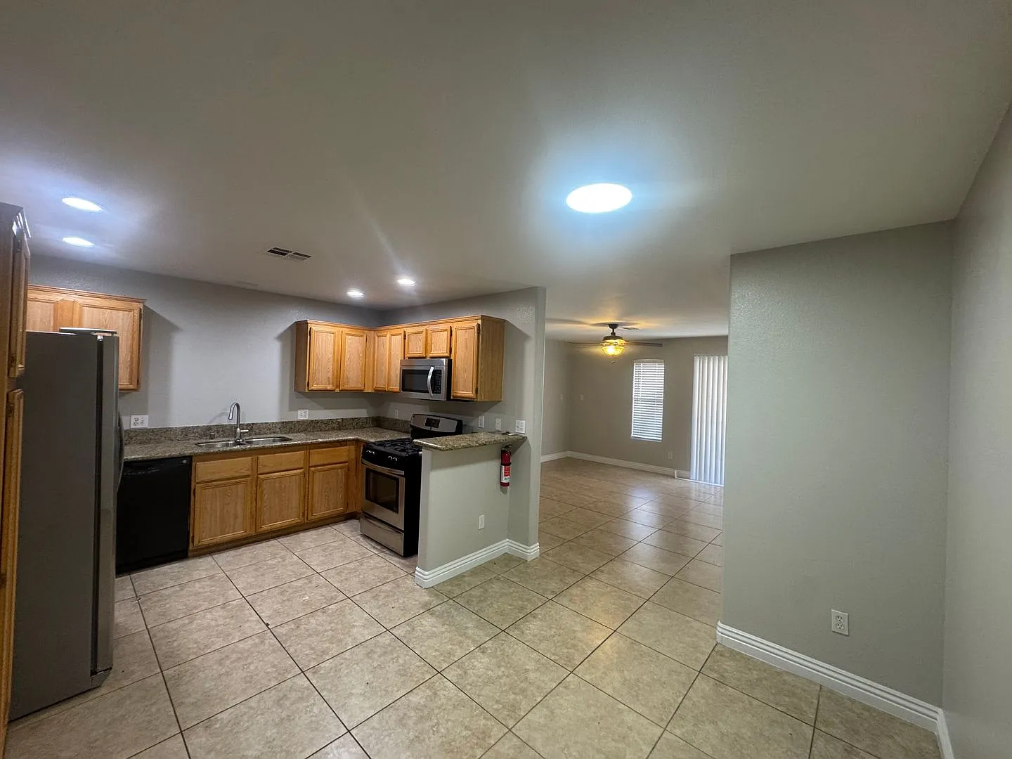 Great home 3br, 2.5bth, 2cg, located in gated community — Photo 2