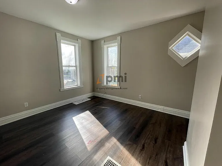 424 E 10th St #1 — Photo 5