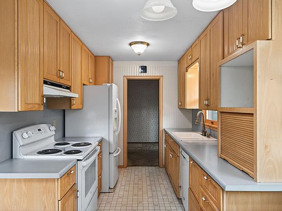 3rd image of 10475 6th St NE