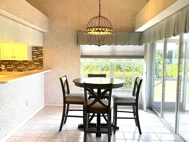 Eat-in kitchen with Lanai access