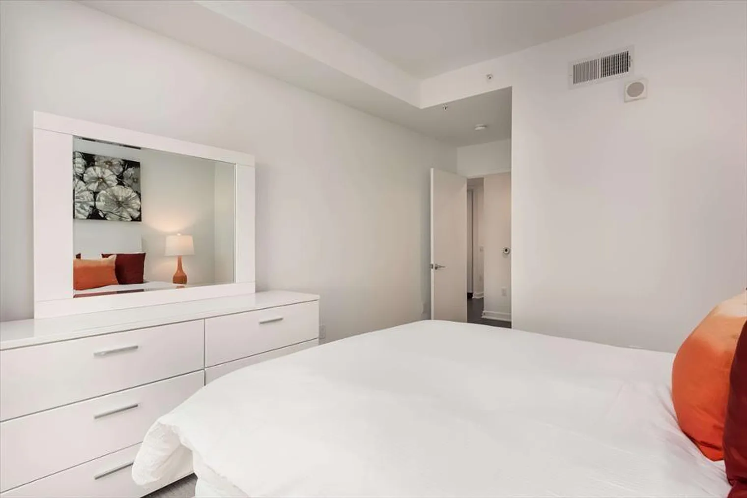 2 bed, 2.0 bath, 1140 sqft, $8,712 — Photo 4