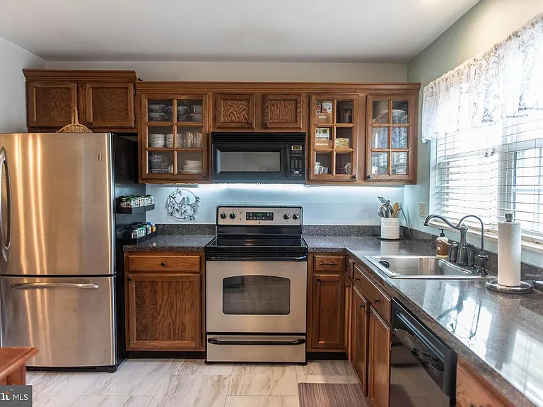609 Cambridge Ct — Photo 3