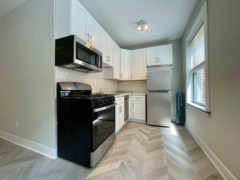 3734 N Pine Grove — Photo 4