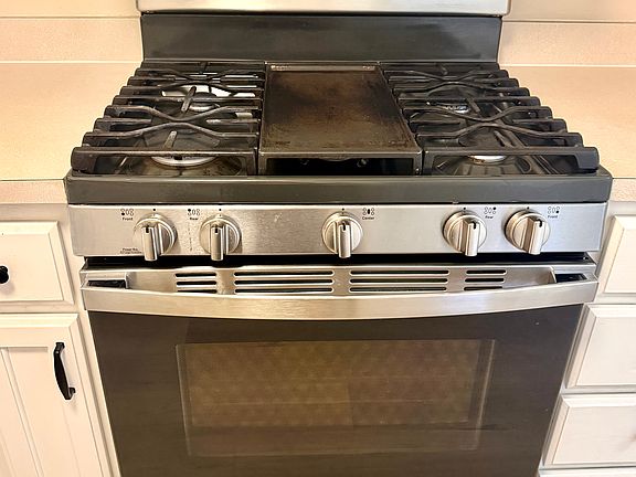 Newer gas stove with griddle