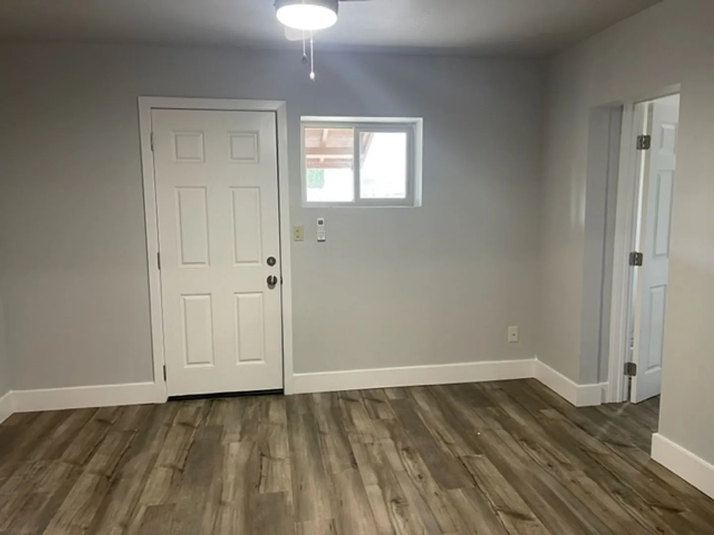 555 North Broadway — Photo 2