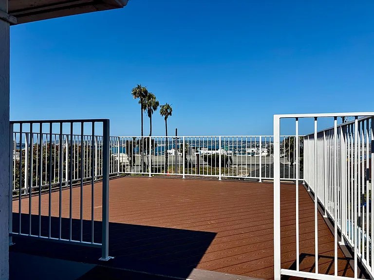 Large 2 bed 1 bath with private outdoor patio- Bankers Hill — Photo 3