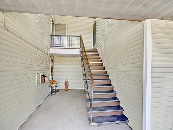 4th image of 39 Sussex Dr APT C