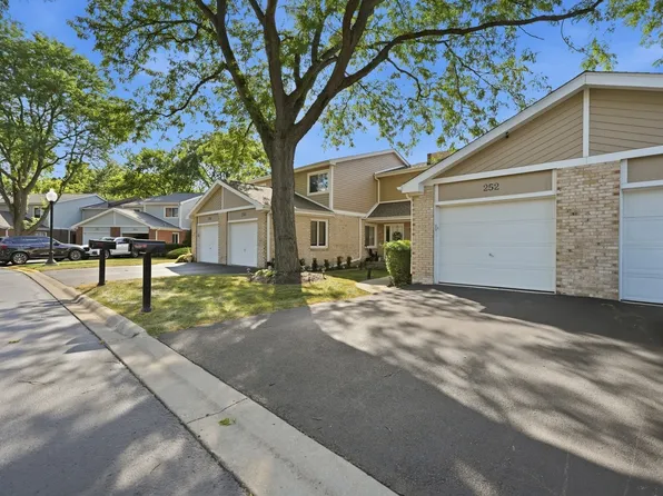 252 W Golfview Ter, Palatine, IL 60067
