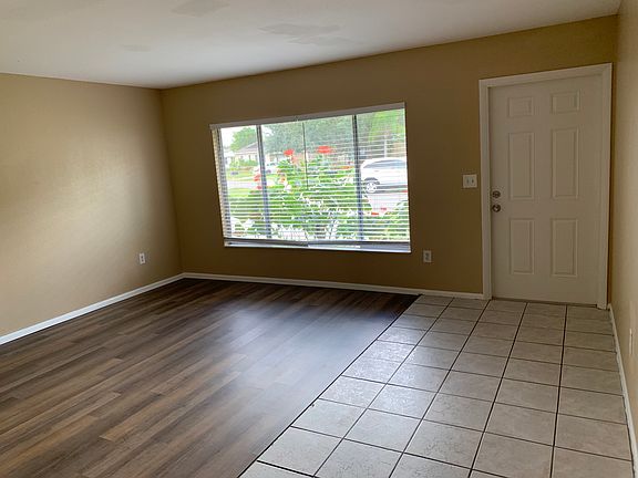 3rd image of 6927 Roslyn Ct