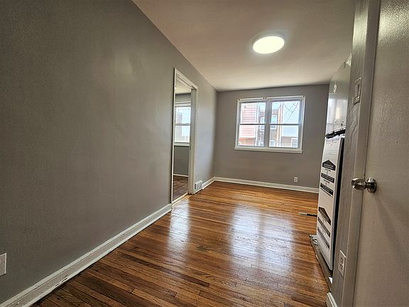 4th image of 5818 Oxford Ave