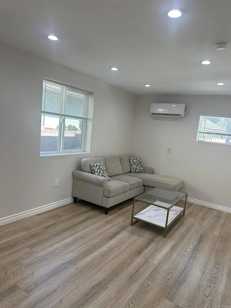 1 bed, 400 sqft, $1,995 — Photo 4