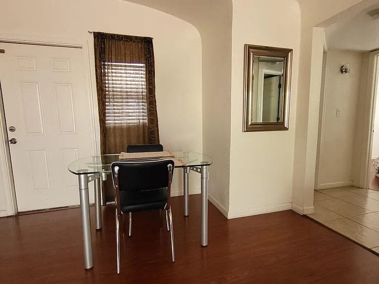 712 E Pierce St #1 — Photo 3