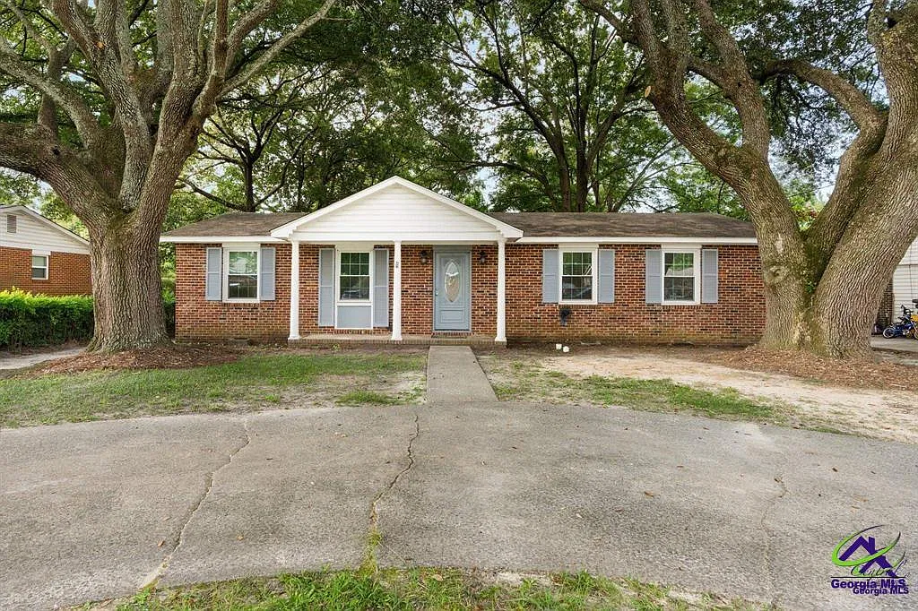 3 bed, 1.5 bath, 1352 sqft, $1,495 — Photo 1