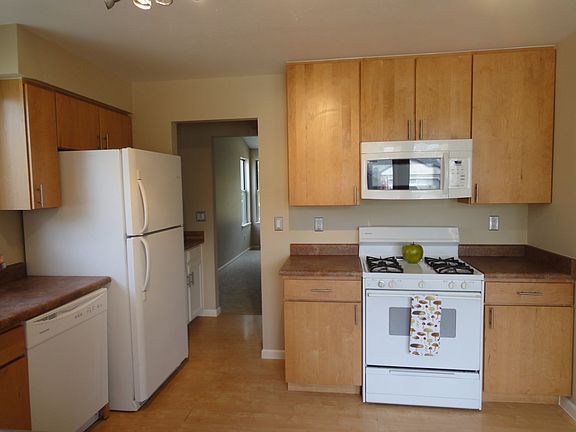 To Pantry, wet bar, family