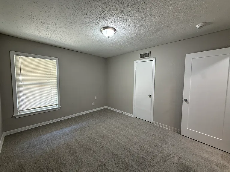 1912 Williams Dr — Photo 7