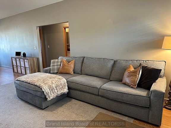 4th image of 527/529 E 2nd St