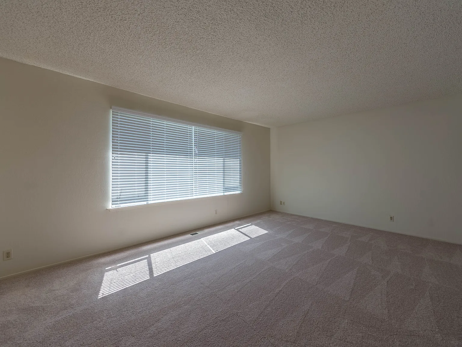 Wonderful 3 bed 2 bath Single Family Home Located in Redwood City — Photo 2