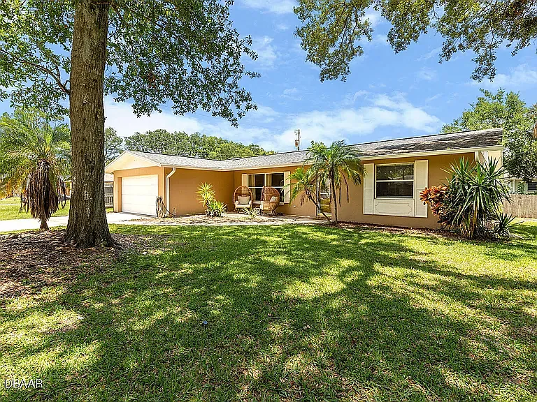 833 Lucerne Cir