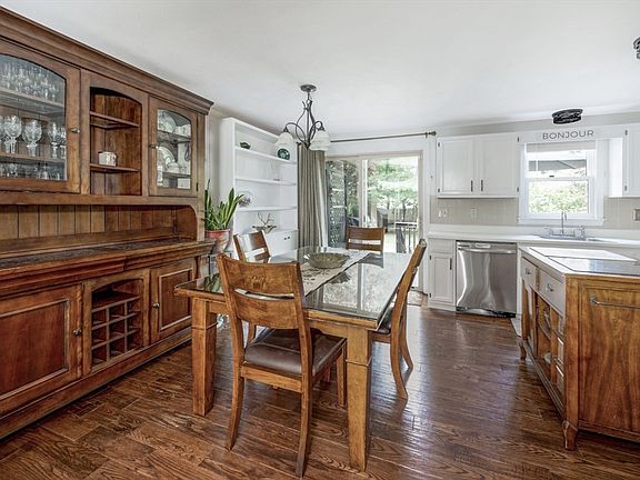 3rd image of 50 Wellesley Cir #50