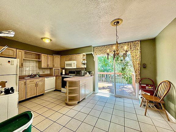 5th image of 1084 Clubhouse Dr