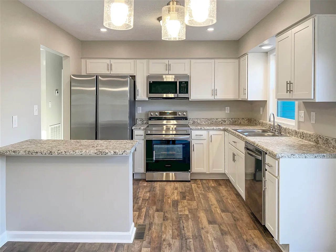3 bed, 1200 sqft, $1,650 — Photo 2